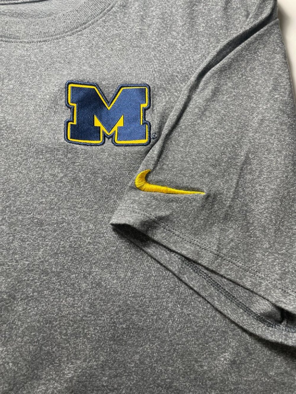 University of Michigan Nike Gray Tee XL Athletic Cut Blue Gold Logo Excellent - Picture 3 of 12